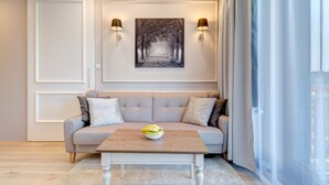 Leilighet – deluxe, 1 soverom, balkong, bakgårdsutsikt | Oppholdsområde | En 40-tommers Flatskjerm-TV med kabel-kanaler samt smart-TV