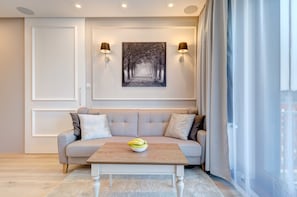 Apartamento luxo, 1 quarto, sacada, vista para o pátio | Área de estar | TV de tela plana 40 polegadas com canais a cabo, smart TV