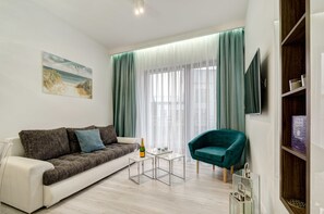 Leilighet – superior, 1 soverom, balkong | Oppholdsområde | En 40-tommers Flatskjerm-TV med kabel-kanaler samt smart-TV