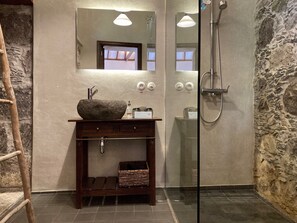 Studio | Bathroom | Shower, free toiletries, towels, soap