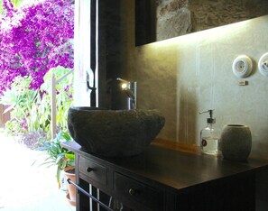 Estudio | Baño | Regadera, amenidades de baño gratuitas, toallas, jabón