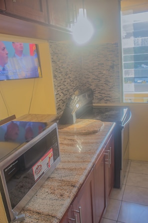 Familienapartment, 2 Queen-Betten, Meerblick, Strandnähe | Eigene Küche | Großer Kühlschrank, Mikrowelle, Ofen, Herdplatte