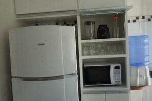 Full-sized fridge, microwave, oven, stovetop - Apartamento Novo proximo a Axe Moi (Porto Seguro)