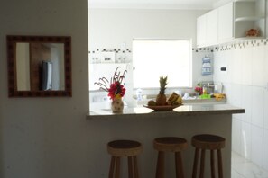 Apartment | Private kitchen | Full-sized fridge, microwave, oven, stovetop - Apartamento Novo proximo a Axe Moi (Porto Seguro)