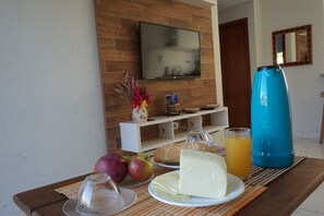 42-inch flat-screen TV with digital channels, Smart TV - Apartamento Novo proximo a Axe Moi (Porto Seguro)