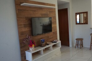 Apartment | Living room | 42-inch flat-screen TV with digital channels, Smart TV - Apartamento Novo proximo a Axe Moi (Porto Seguro)