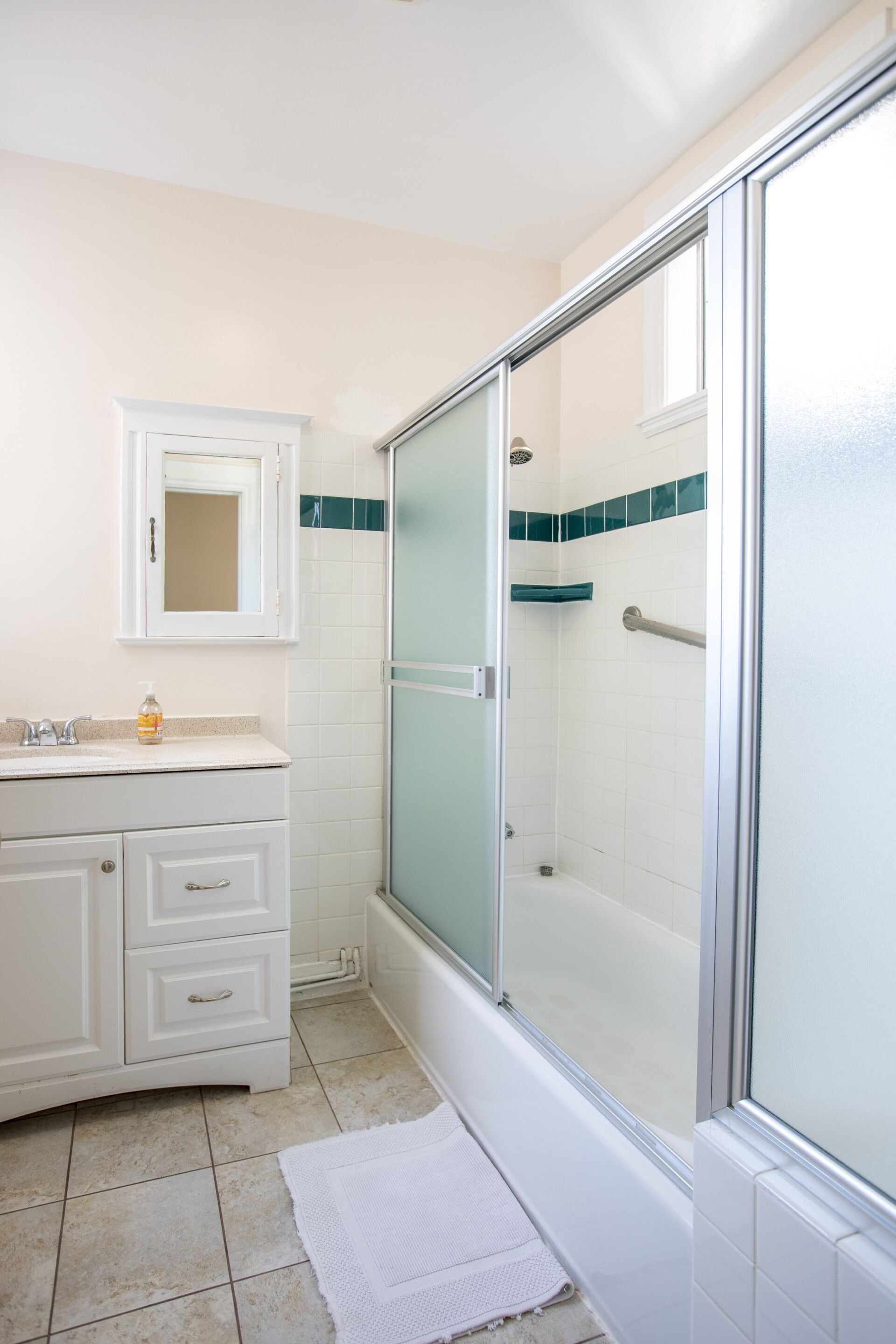 Combined shower/bathtub, towels