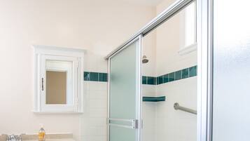 Ducha y bañera combinadas y toallas