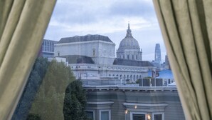 A view of a historic building with a dome and a modern skyscraper in the background. - Hayes Valley Inn (San Francisco)