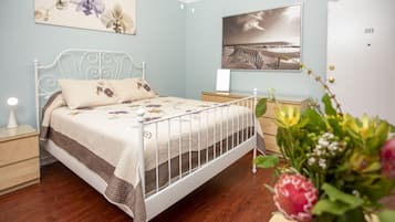 Habitación doble, baño compartido (Residential) | 1 dormitorio y ropa de cama