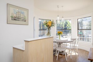 Lounge - Hayes Valley Inn (San Francisco)