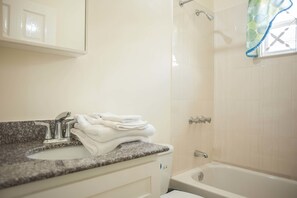 Chuveiro, produtos de toalete grátis, secador de cabelo