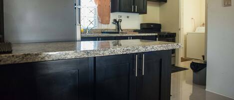 大冰箱、微波炉、烤箱、炉灶