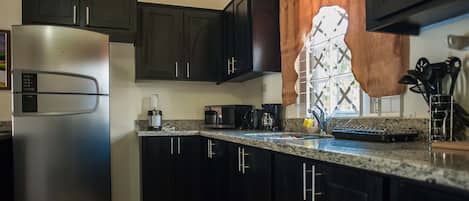 Refrigerador con freezer, microondas, horno, placa de cocina