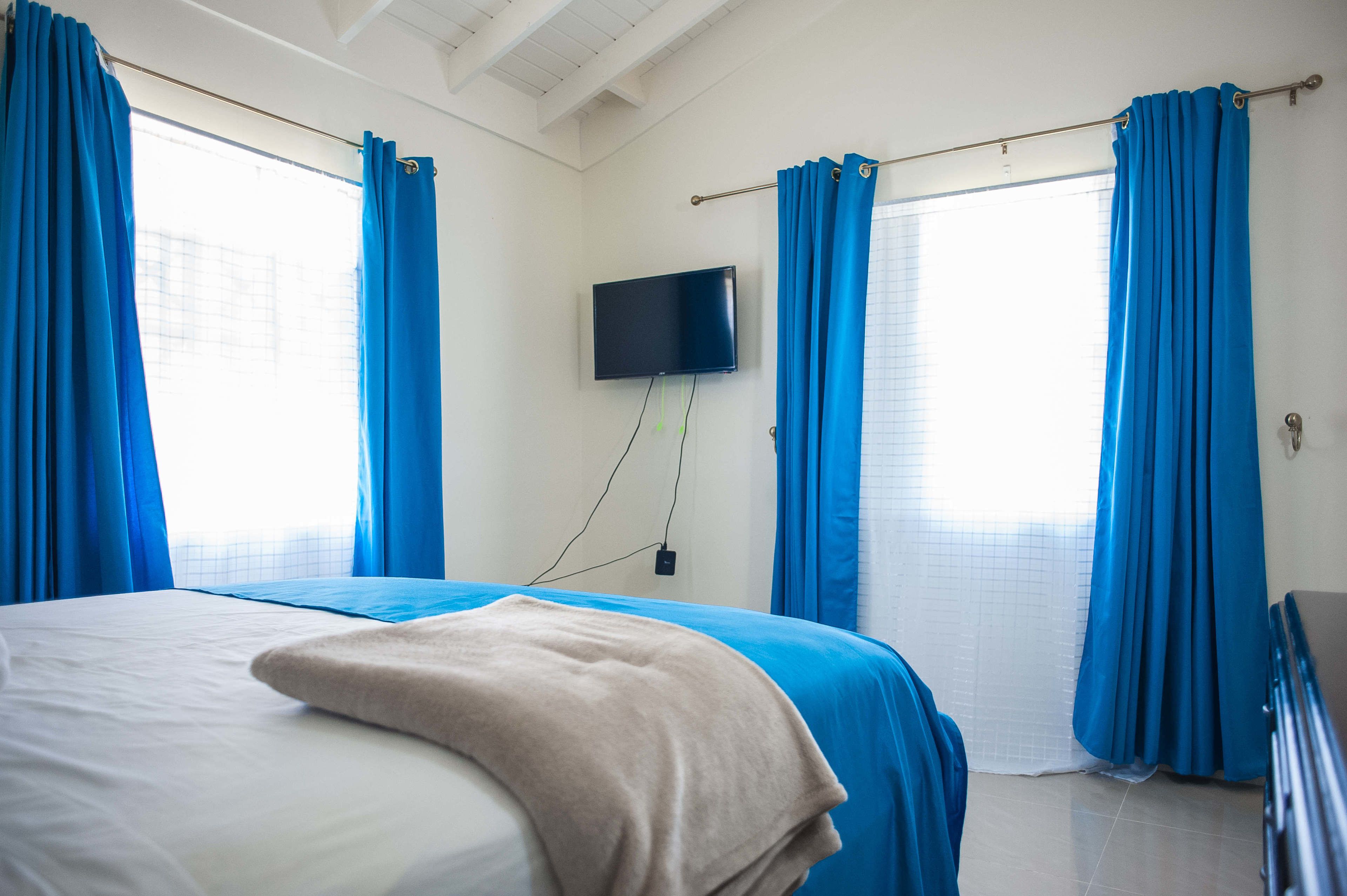 3 bedrooms, iron/ironing board, WiFi (free), bed sheets