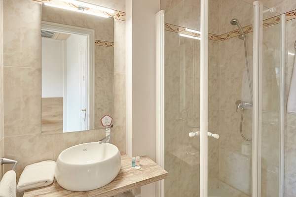 Single Room | Bathroom | Shower, free toiletries, towels