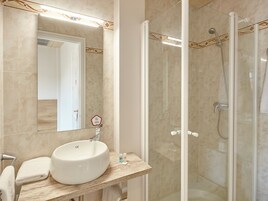 Habitación individual | Baño | Ducha, artículos de higiene personal gratuitos y toallas