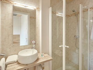 Single Room | Bathroom | Shower, free toiletries, towels