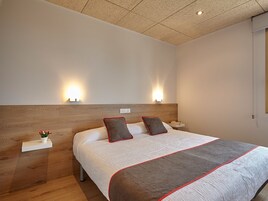 Habitación doble | Caja fuerte, escritorio, cunas gratuitas y wifi gratis