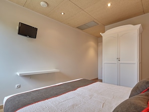 Double Room | In-room safe, desk, free cribs/infant beds, free WiFi