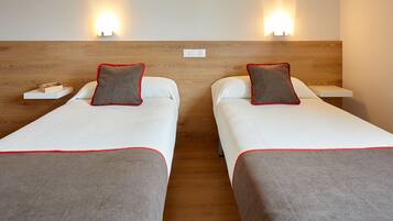 Twin Room | In-room safe, desk, free cots/infant beds, free WiFi