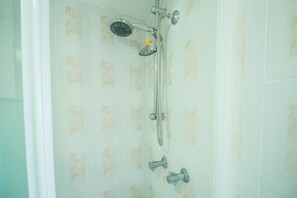 Studio – comfort, 1 kingsize-seng, tekjøkken, havutsikt | Dusj på badet