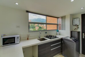 Apartment, 1 Double Bed with Sofa bed | Private kitchen | Fridge, microwave, stovetop, cookware/dishes/utensils - Apartamento estudio con vista panorámica 1304 (Medellín)