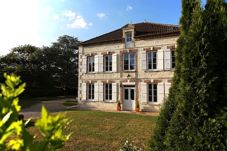 Front of property. Les Reves de Flamboin