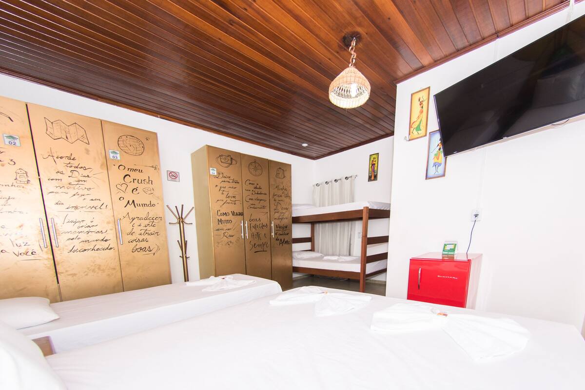 Kamar Keluarga | Minibar, didekorasi berbeda-beda, dan ruang kerja ramah laptop