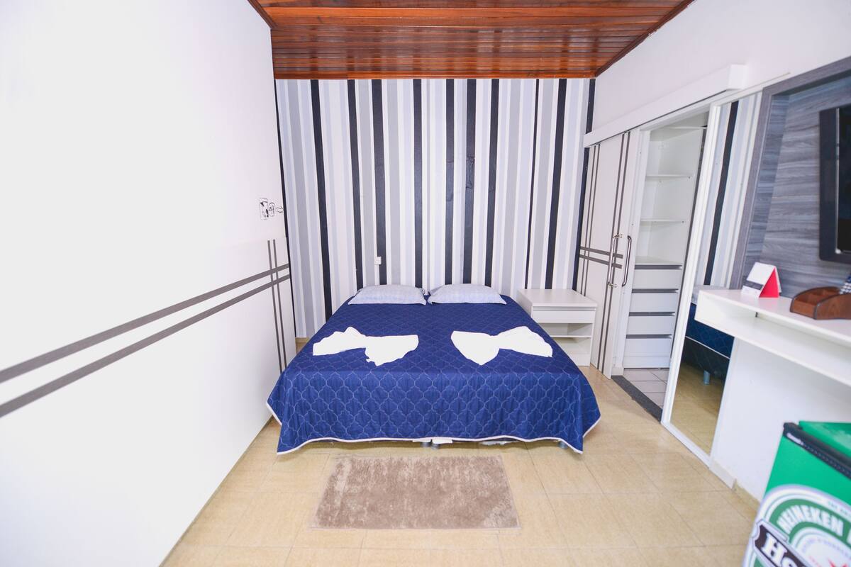 Kamar Triple Eksklusif | Minibar, didekorasi berbeda-beda, dan ruang kerja ramah laptop