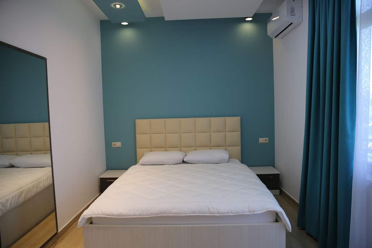 Habitación doble estándar | Minibar, tabla de planchar con plancha, wifi gratis y ropa de cama