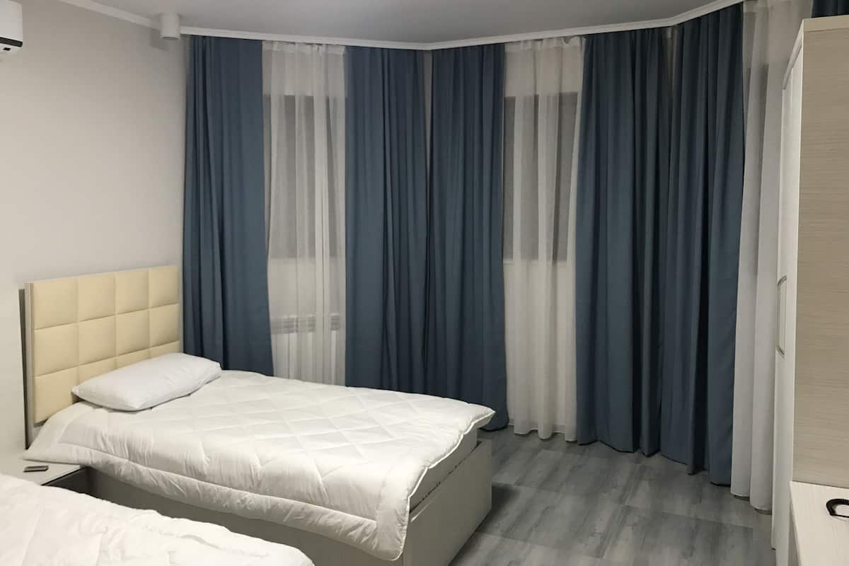 Habitación triple estándar, 1 habitación | Minibar, tabla de planchar con plancha, wifi gratis y ropa de cama
