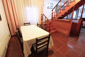 Casa, 5 quartos | Sala de estar | TV de tela plana, lareira