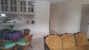 Design-Apartment, 2 Doppelbetten | Wohnbereich | 39-Zoll-Flachbildfernseher mit Kabelempfang, Fernseher