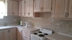 Departamento de diseñador, 2 camas matrimoniales | Cocina privada | Refrigerador con congelador, microondas, horno y parrilla de estufa 