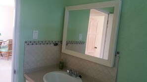 Design appartement, 2 tweepersoonsbedden | Badkamer | Een douche, gratis toiletartikelen, handdoeken