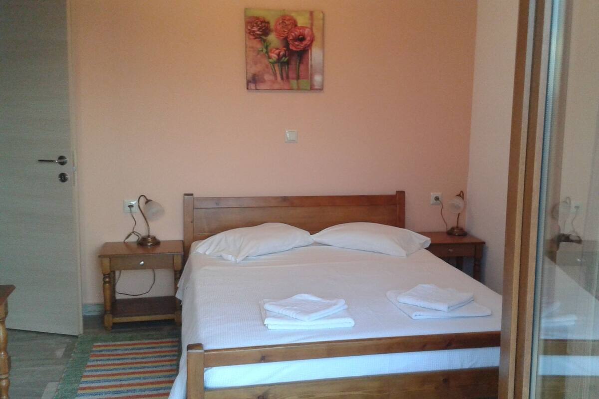 Ropa de cama de alta calidad y caja de seguridad en la habitación 