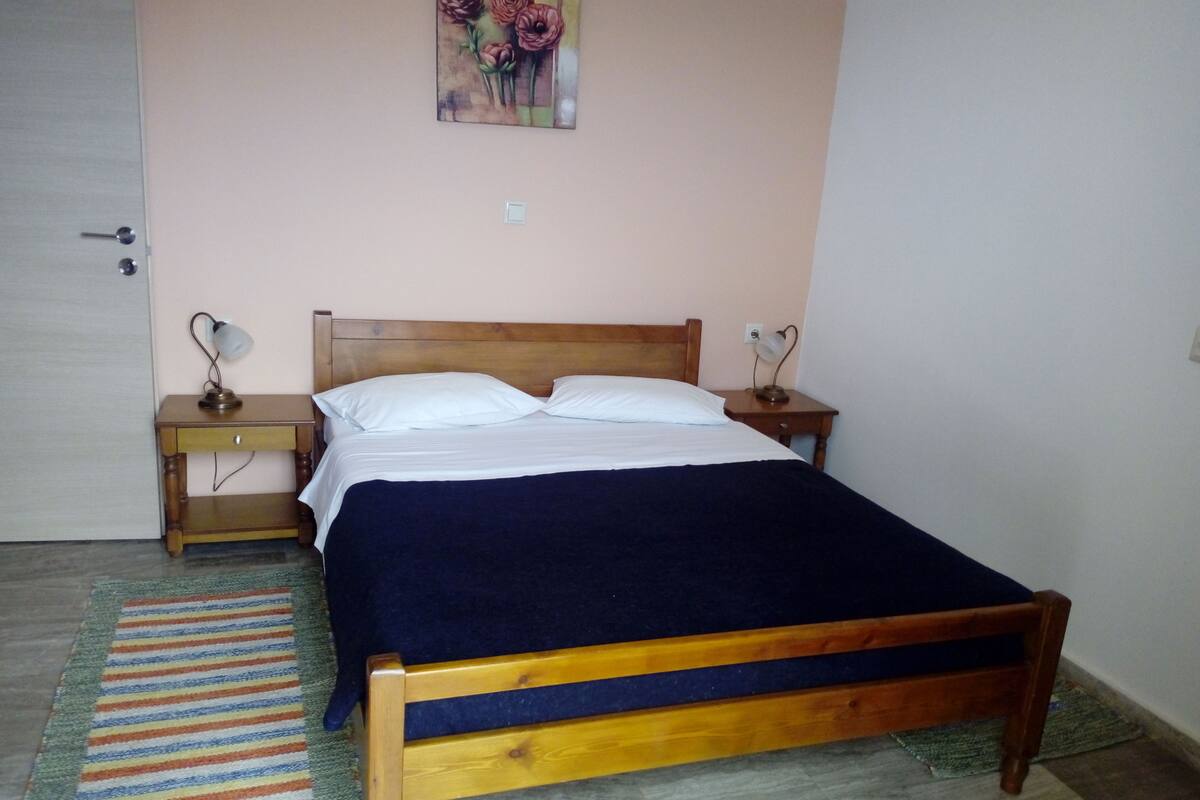 Ropa de cama de alta calidad y caja de seguridad en la habitación 