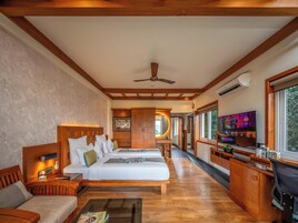 Premium Suite | Premium bedding, pillowtop beds, minibar, in-room safe