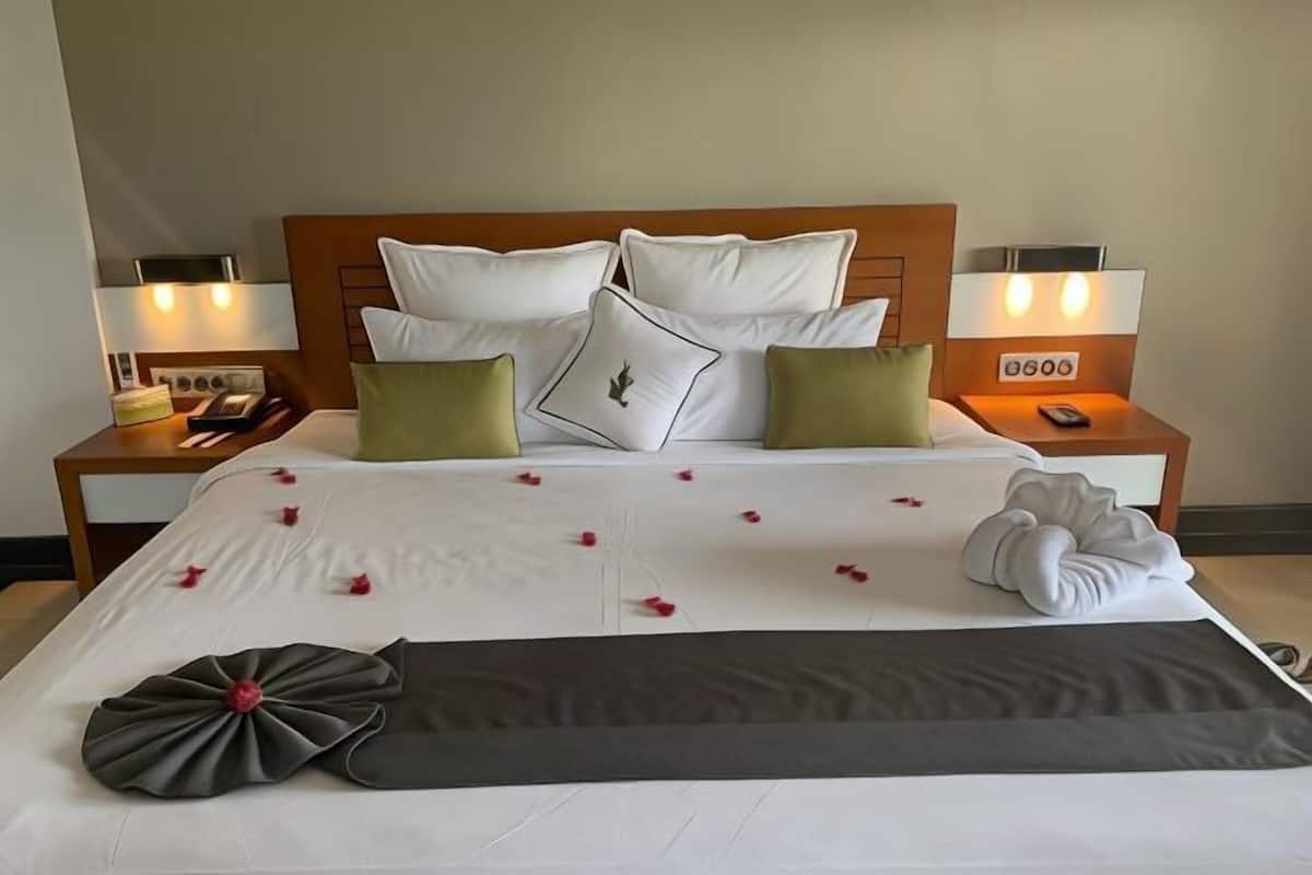 Premium bedding, pillow-top beds, minibar, in-room safe