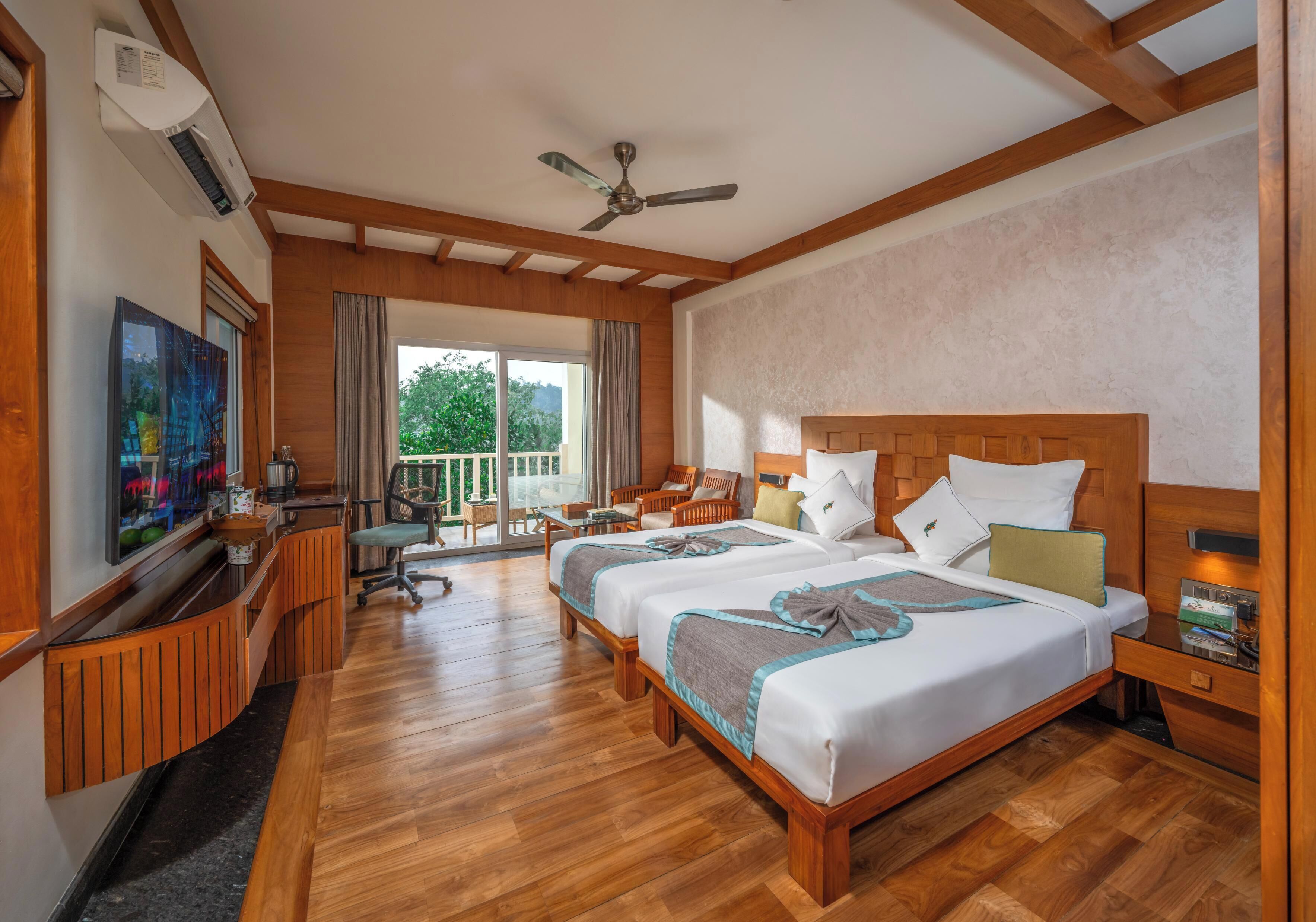 Deluxe Room | Premium bedding, pillow-top beds, minibar, in-room safe