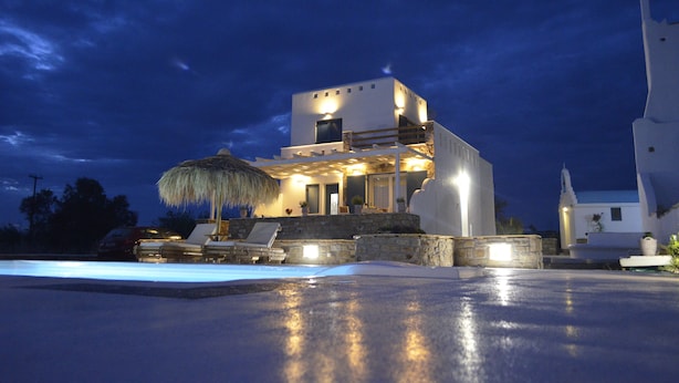 A modern villa with a pool, outdoor seating, and a thatched umbrella. - Villa Mozaik (Naxos)