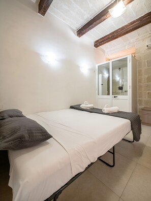 Studio | 1 bedroom, desk, cribs/infant beds, free wired internet