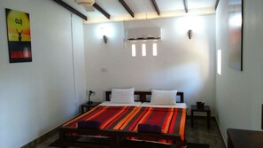 Habitación Deluxe doble, fumadores, vistas al lago | 1 dormitorio, escritorio, tabla de planchar con plancha
