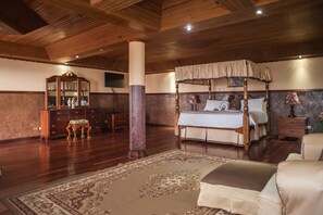 Tabla de planchar con plancha, wifi gratis y ropa de cama