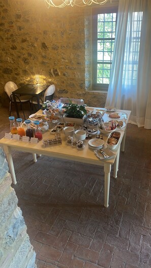 Free daily buffet breakfast - Agriturismo Tenuta di Montemassi La Fattoria (Roccastrada)