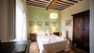 Deluxe Apartment, 1 Bedroom (Verde) | Blackout drapes, iron/ironing board, free cribs/infant beds, free WiFi