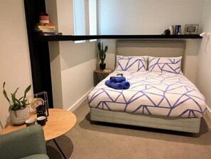 ダブルルーム 共用バスルーム | 客室ごとに異なる装飾、遮光カーテン、アイロン / アイロン台、WiFi (無料)