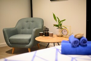 客室ごとに異なる装飾、遮光カーテン、アイロン / アイロン台、WiFi (無料)