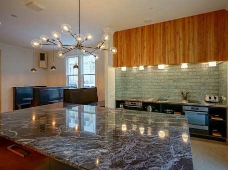 Refrigerador, microondas, horno, placa de cocina